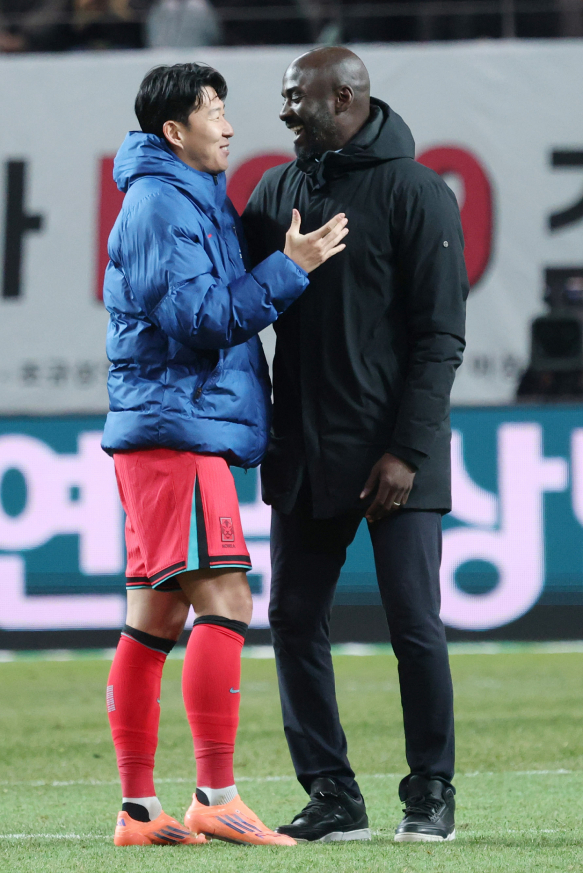 지난해 11월 서울월드컵경기장에서 열린 한국과의 평가전을 마친 뒤 손흥민과 함께 대화를 나누고 있는 오토 아도 가나 축구대표팀 감독. /사진=김진경 대기자