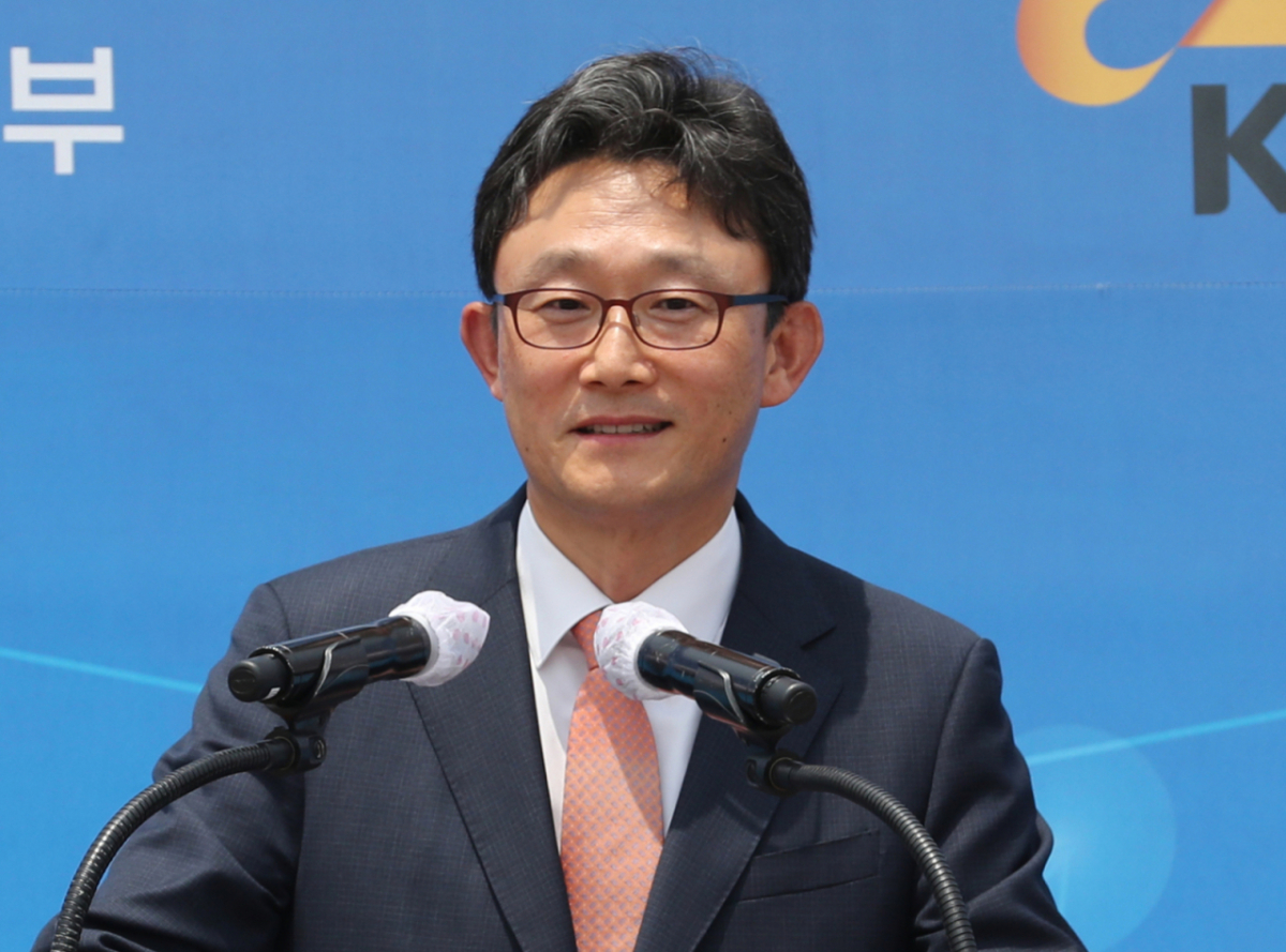 KT 이사회가 박윤영 전 KT 기업부문장 사장을 차기 KT 대표이사(CEO) 단수 후보로 확정했다. 박 전 사장의 임기는 내년 3월말 정기 주주총회 의결을 거쳐 시작된다./사진=뉴스1