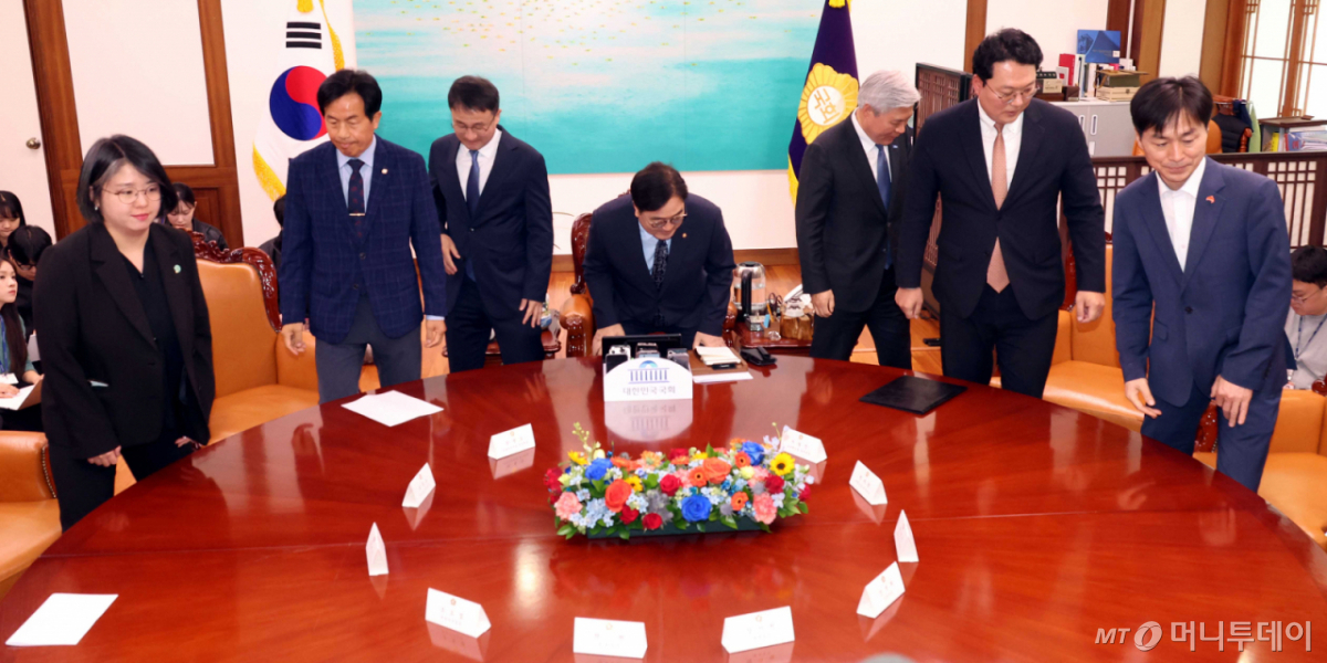 [서울=뉴시스] 조성봉 기자 = 우원식 국회의장과 참석자들이 30일 오후 서울 여의도 국회의장 집무실에서 열린 초당적 개헌추진을 위한 제정당 2차 연석회의에서 기념촬영을 마치고 자리로 향하고 있다. 왼쪽부터 용혜인 기본소득당 대표, 윤종오 진보당 원내대표, 한병도 더불어민주당 원내대표, 우 국회의장, 서왕진 조국혁신당 원내대표, 천하람 개혁신당 원내대표, 한창민 사회민주당 대표. 2026.03.30. suncho21@newsis.com /사진=조성봉