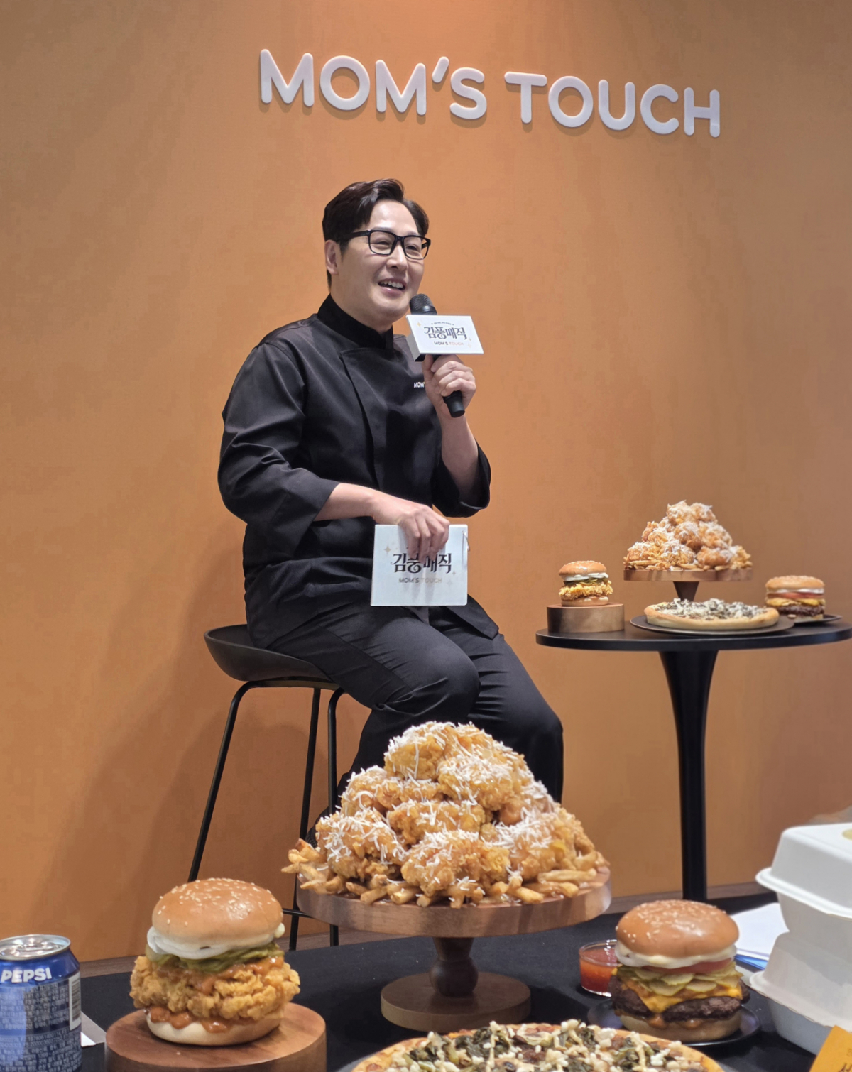 31일 서울 중구 맘스터치 R&D센터에서 열린 '김풍 야매 컬렉션' 미디어 시식회에서 김풍 작가가 질의응답에 참여하는 모습. /사진=이병권 기자