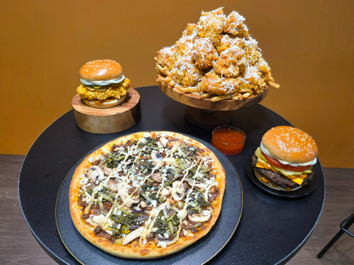 '김풍 야매 컬렉션' 신메뉴 4종. 매직풍 싸이버거(사진 왼쪽)부터 시계 방향으로 '매직풍 빅싸이순살맥스' '매직풍 비프버거' '매직풍 피자'의 모습. /사진=이병권 기자