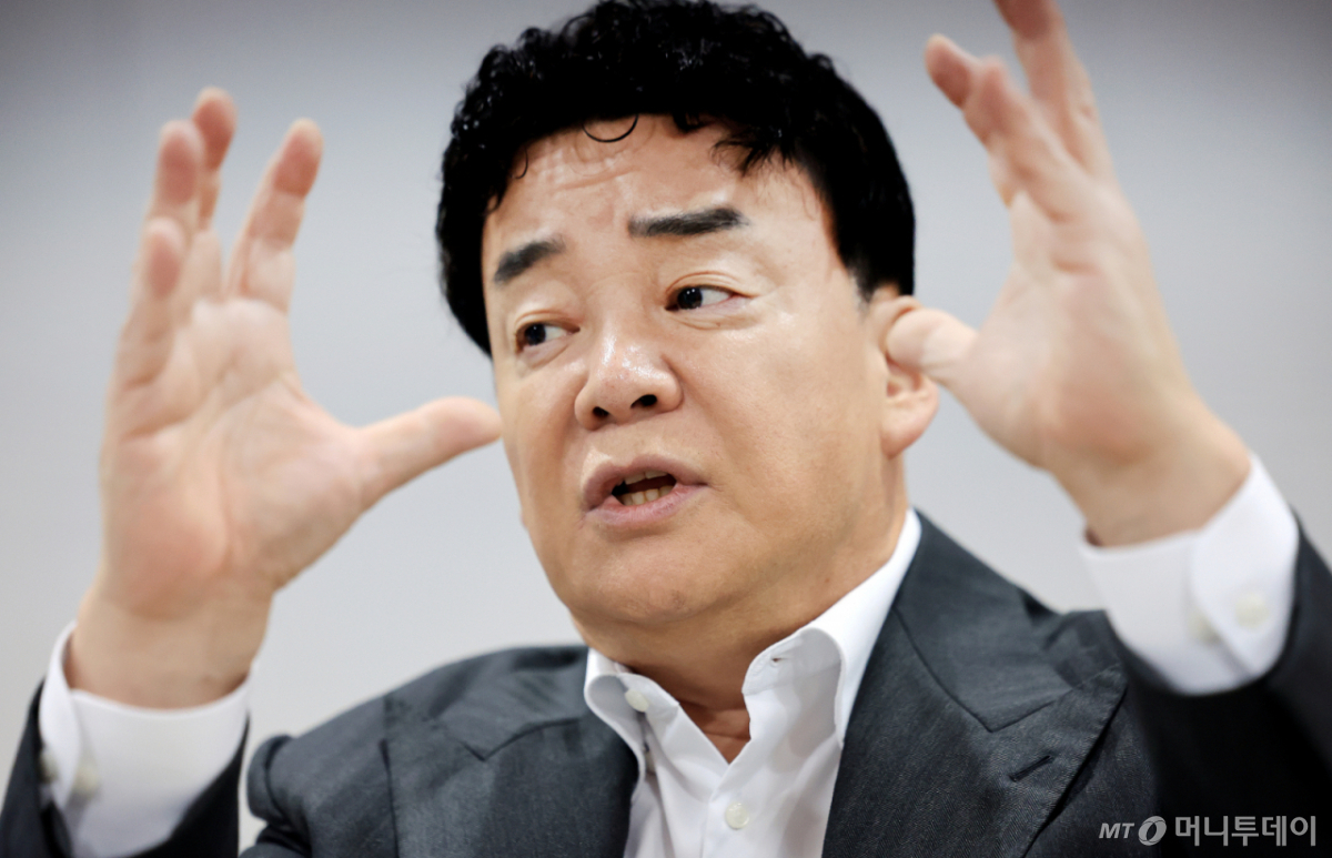 (서울=뉴스1) 이호윤 기자 = 백종원 더본코리아 대표가 31일 서울 서초구 더본코리아별관에서 열린 기자간담회에서 취재진 질문에 답변하고 있다. 2026.3.31/뉴스1 Copyright © 뉴스1. All rights reserved. 무단 전재 및 재배포, AI학습 이용 금지. /사진=(서울=뉴스1) 이호윤 기자