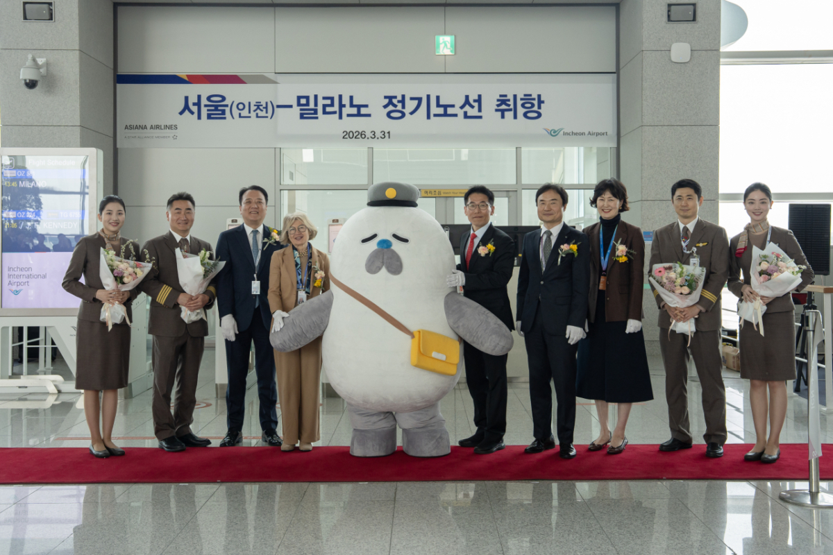 박종만 아시아나항공 여객본부장(왼쪽 5번째), 에밀리아 가토 주한 이탈리아 대사(왼쪽 4번째), 김보영 이탈리아 관광청 대표(왼쪽 7번째)를 비롯해 이상용 인천국제공항공사 신사업본부장(왼족 6번째)이 31일 열린 인천-밀라노 취항 기념 행사에서 기념사진을 촬영하고 있다./사진= 아시아나항공 제공
