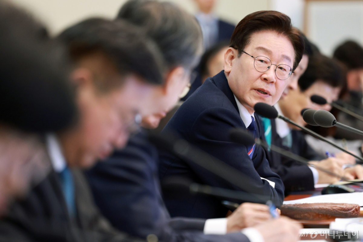 [서울=뉴시스] 고범준 기자 = 이재명 대통령이 31일 청와대에서 열린 국무회의에서 조현 외교부 장관에게 중동전쟁 대응현황 관련 질문을 하고 있다. 2026.03.31. bjko@newsis.com /사진=고범준