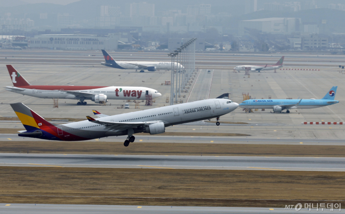 (인천공항=뉴스1) 박정호 기자 = 중동 사태로 국제유가와 환율이 오르면서 비용 부담이 커진 항공사들이 운항편을 줄이고 요금을 인상하는 등의 대책이 나오고 있는 가운데 30일 인천국제공항 계류장에 대기하는 항공기 앞으로 아시아나항공 항공기가 이륙하고 있다. 2026.3.30/뉴스1 Copyright © 뉴스1. All rights reserved. 무단 전재 및 재배포, AI학습 이용 금지. /사진=(인천공항=뉴스1) 박정호 기자
