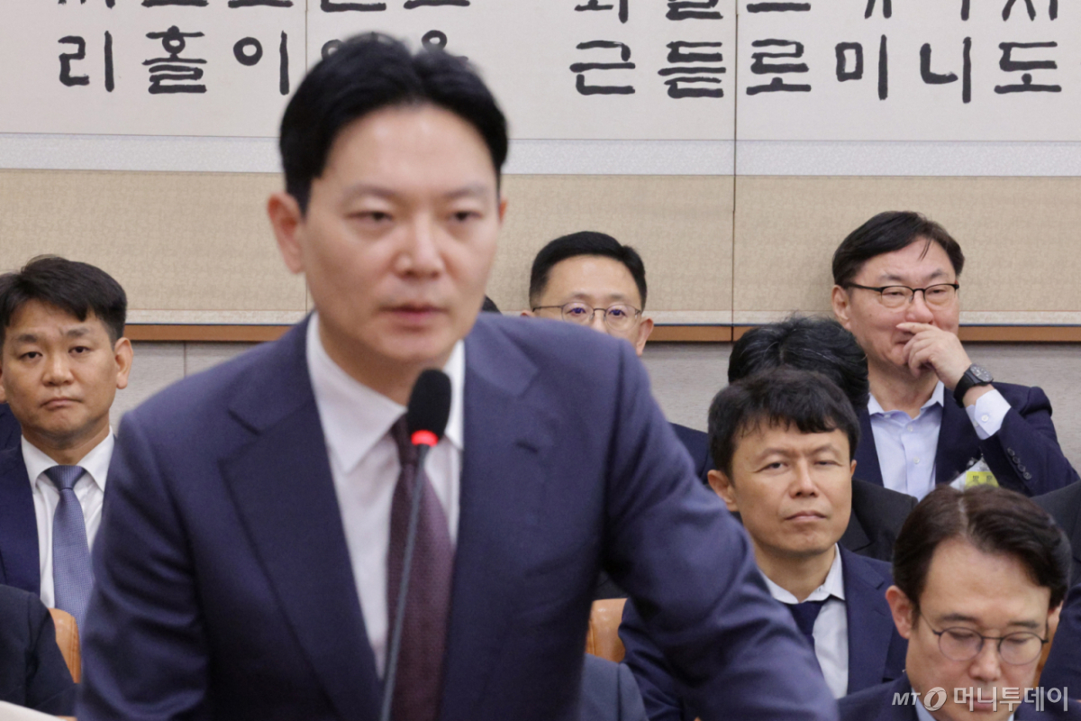 (서울=뉴스1) 신웅수 기자 = 이화영 전 경기도 평화부지사가 14일 서울 여의도 국회 법제사법위원회에서 열린 법무부 등에 대한 국정감사에서 자신의 대북 송금 사건을 수사했던 박상용 법무연수원 교수의 답변을 듣고 있다. 2025.10.14/뉴스1  Copyright © 뉴스1. All rights reserved. 무단 전재 및 재배포,  AI학습 이용 금지. /사진=(서울=뉴스1) 신웅수 기자