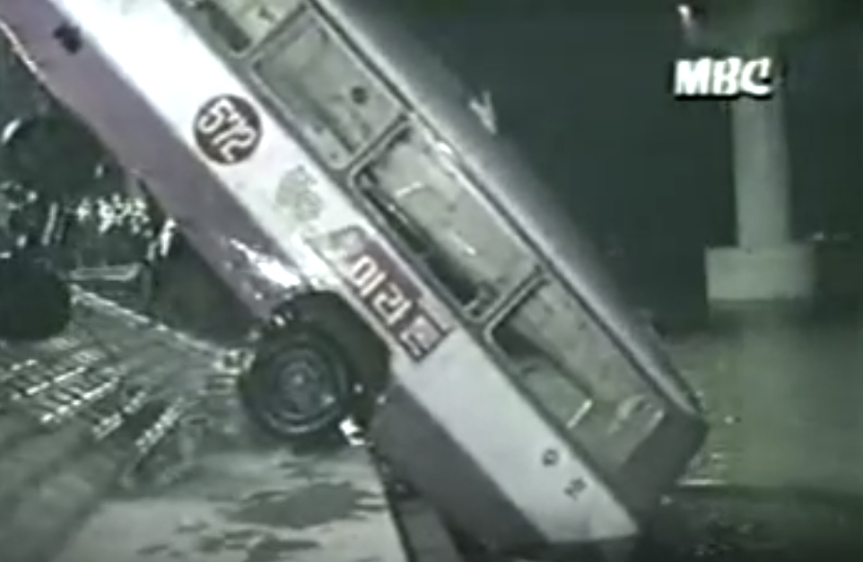 1988년 4월 1일 오후 5시 50분쯤 서울시 성동구 광장동에서 강동구 천호동 방면으로 가던 시내버스가 천호대교 남단 200m 지점에서 난간을 들이받고 한강으로 추락하는 사고가 발생했다. /사진=MBC 뉴스 화면 갈무리
