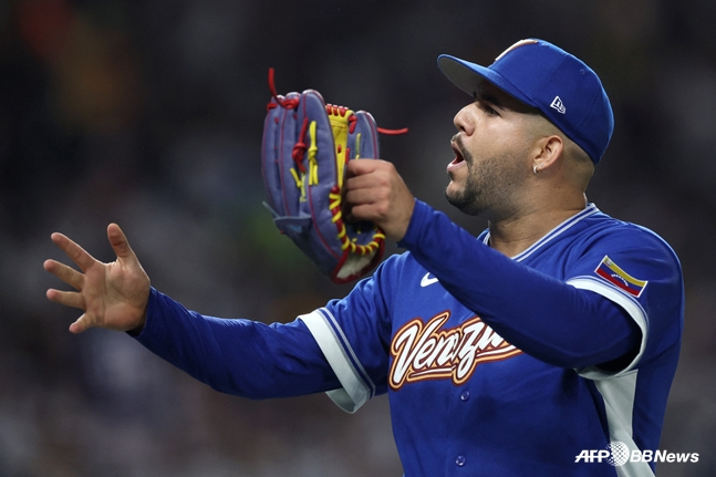 지난 15일 일본전에서 이닝을 마치고 포효하는 헤이수스. /AFPBBNews=뉴스1