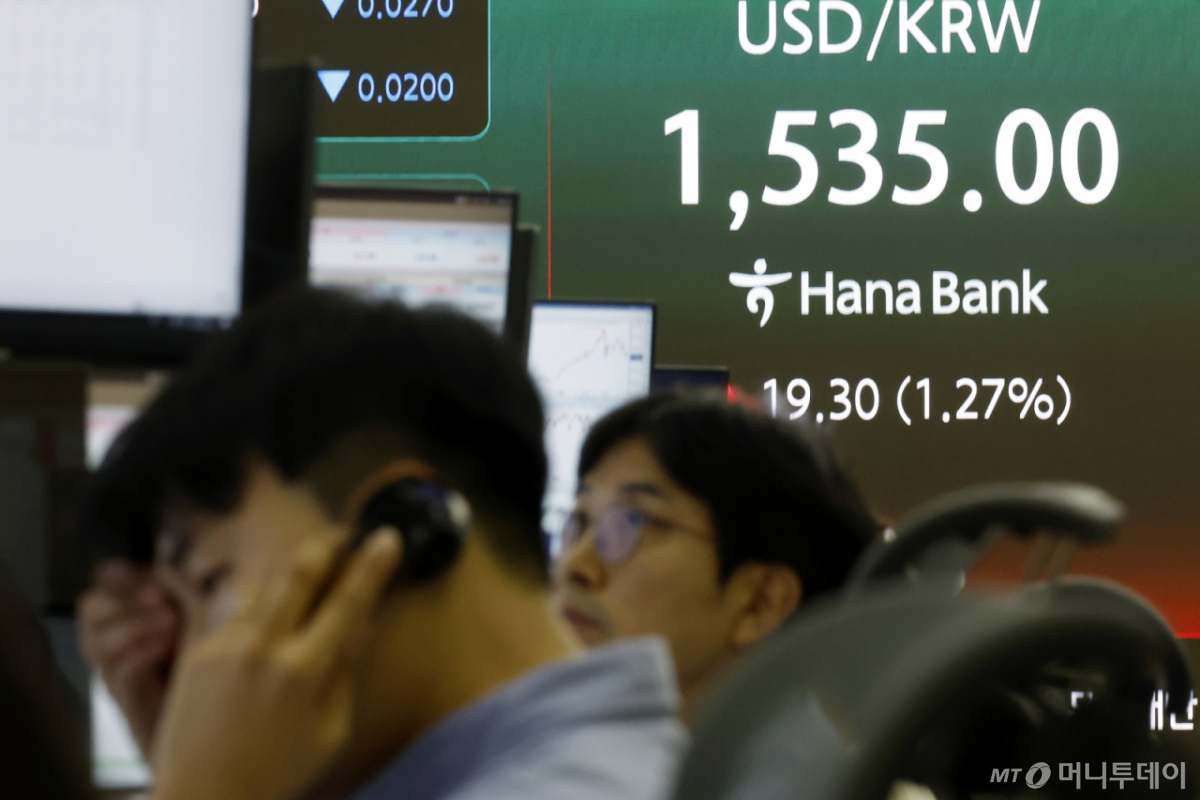 (서울=뉴스1) 박정호 기자 = 달러·원 환율이 2009년 금융위기 이후 처음으로 1530원을 돌파한 31일 오후 서울시 중구 하나은행 딜링룸 전광판에 장중 달러·원 환율이 표시되고 있다. 2026.3.31/뉴스1 Copyright © 뉴스1. All rights reserved. 무단 전재 및 재배포, AI학습 이용 금지. /사진=(서울=뉴스1) 박정호 기자