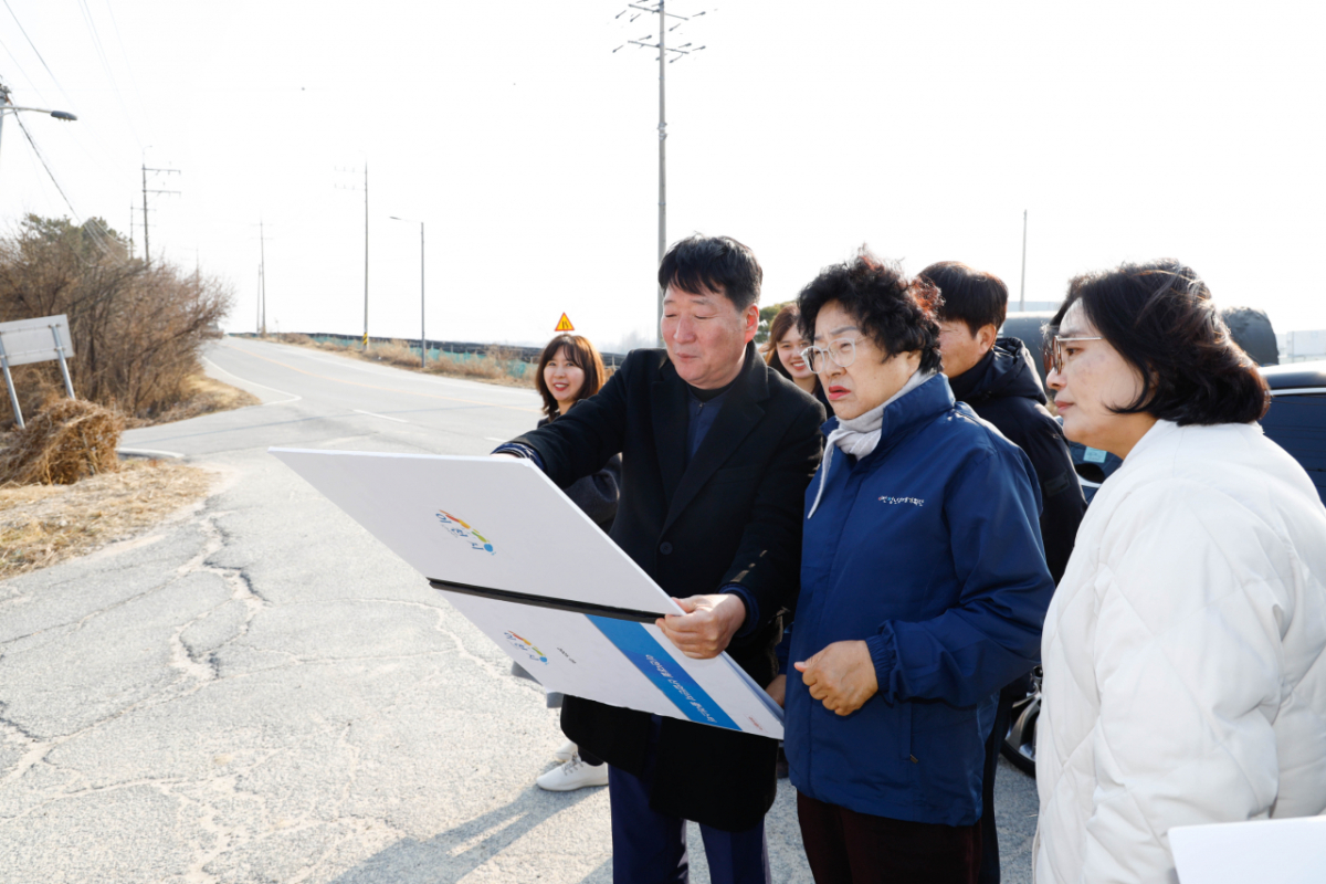 김경희 이천시장(가운데)이 지난 3월 9일 주요 사업현장을 둘러보고 있다. /사진제공=이천시