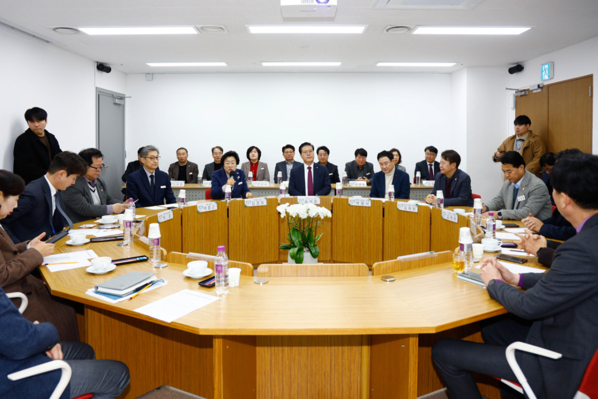 김경희 이천시장(왼쪽 5번째)이 지난 1월 2일 국회의원 및 시·도의원이 참석한 정책 간담회를 열고 '새로운 이천을 위한 미래도시 발전 방향'을 논의했다./사진제공=이천시