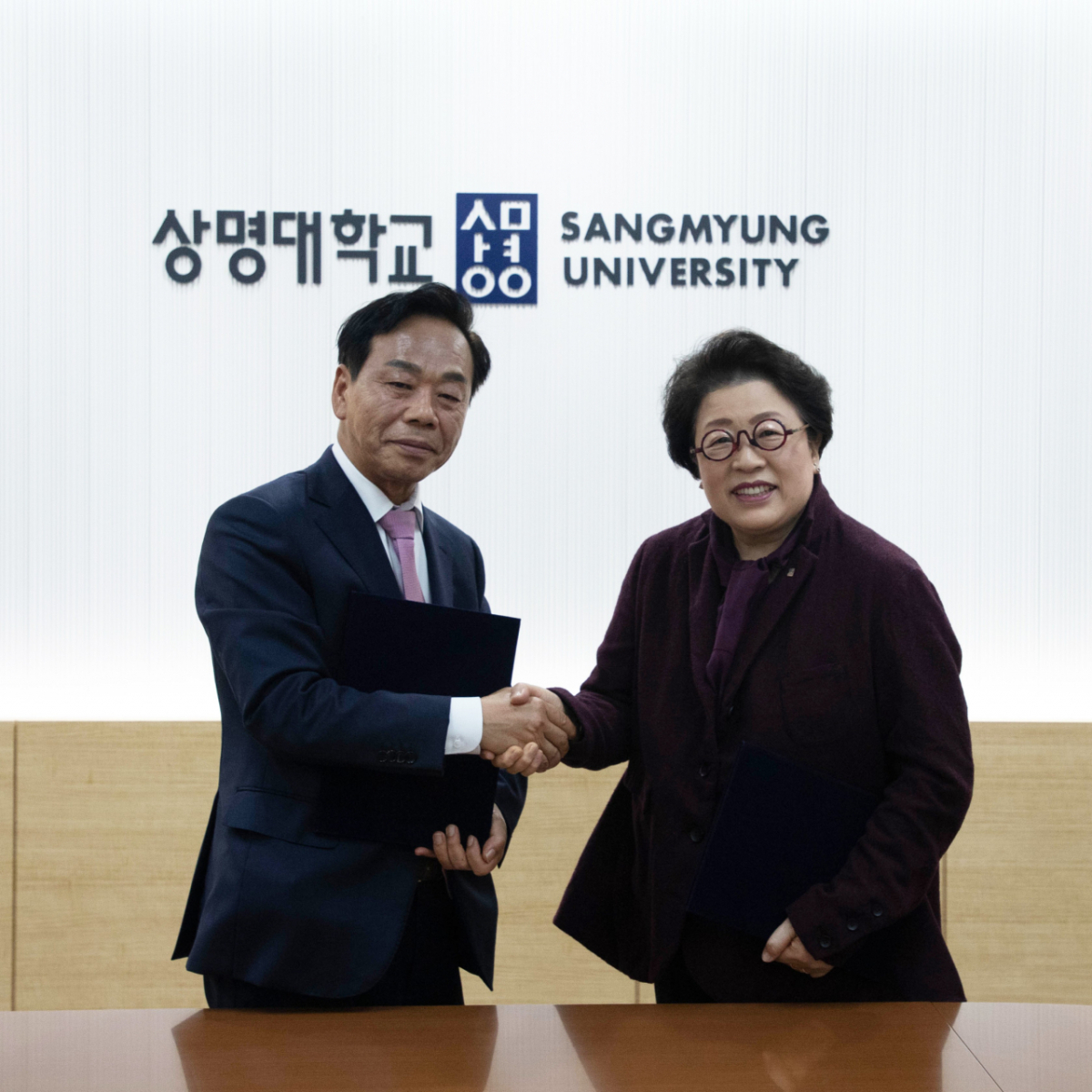 김종희 상명대 총장(오른쪽)과 이완영 한국공인노무사회장이 업무협약 후 기념촬영하고 있다./사진제공=상명대