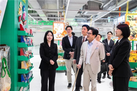 이재현 CJ그룹 회장(오른쪽 2번째)이 지난 26일 새롭게 문을 연 '올리브영 센트럴 명동타운'을 둘러보고 있다.이날 이선호 미래전략그룹장도 함께 올리브영 센트럴 명동타운에 방문해 현장을 점검했다. /사진 제공=CJ그룹