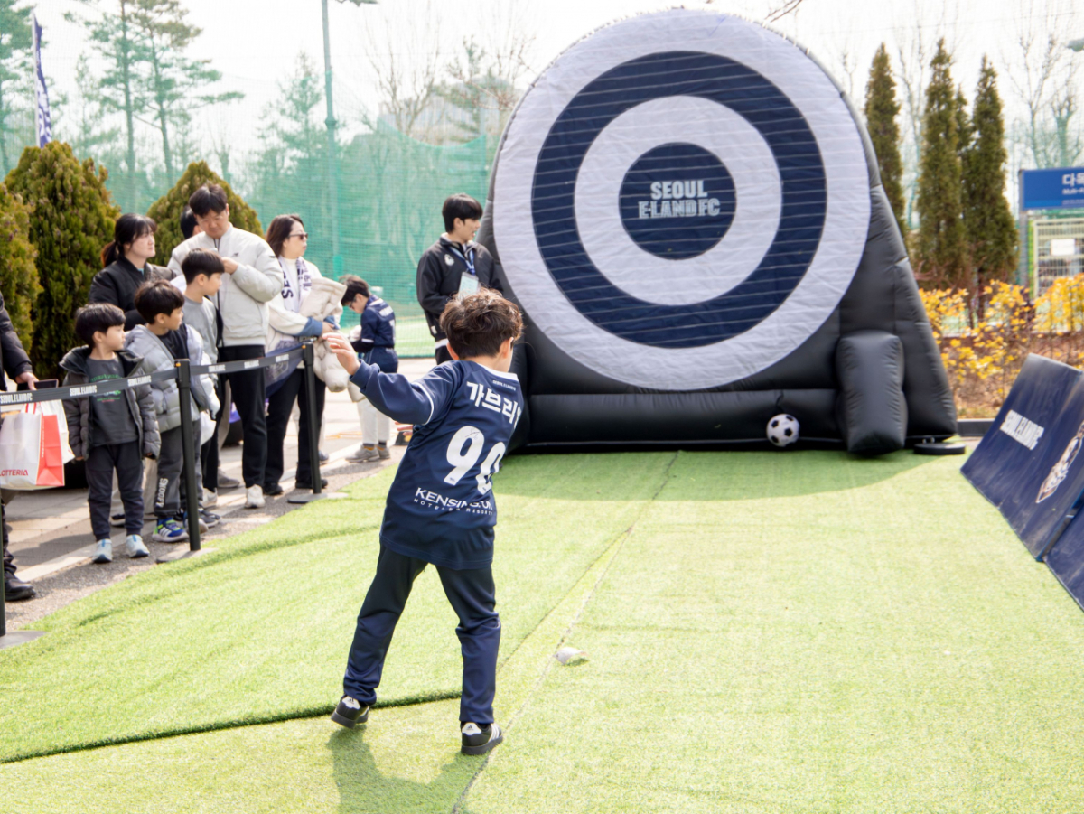 풋볼다트에 참여한 어린이. /사진=서울 이랜드 제공