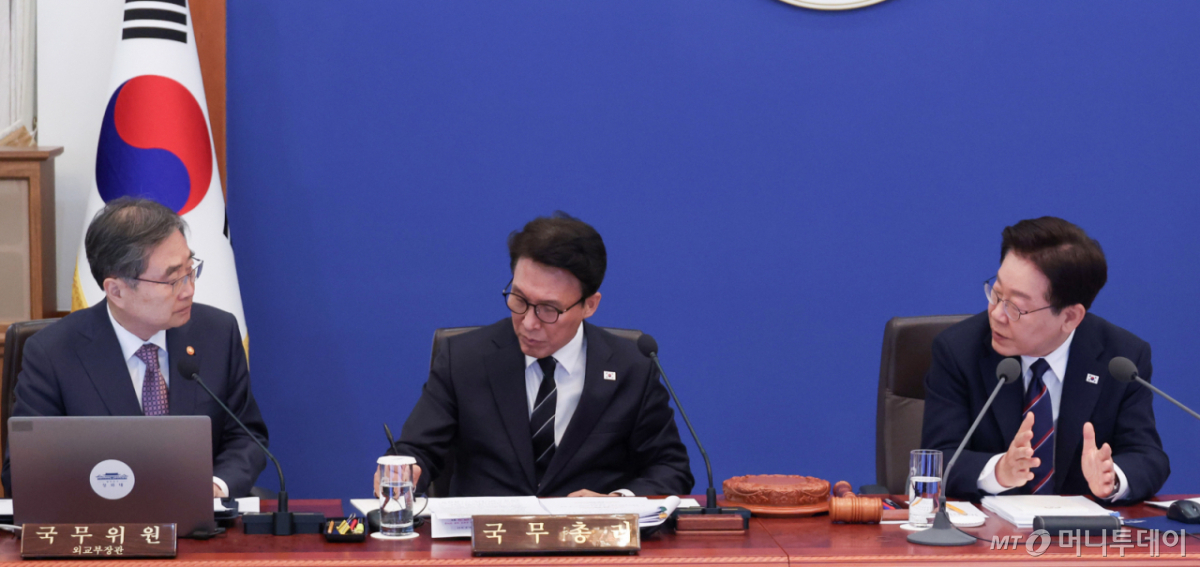 (서울=뉴스1) 이재명 기자 = 이재명 대통령이 31일 청와대에서 열린 국무회의에서 조현 외교부 장관에게 질문하고 있다. (청와대통신사진기자단) 2026.3.31/뉴스1  Copyright © 뉴스1. All rights reserved. 무단 전재 및 재배포,  AI학습 이용 금지. /사진=(서울=뉴스1) 이재명 기자