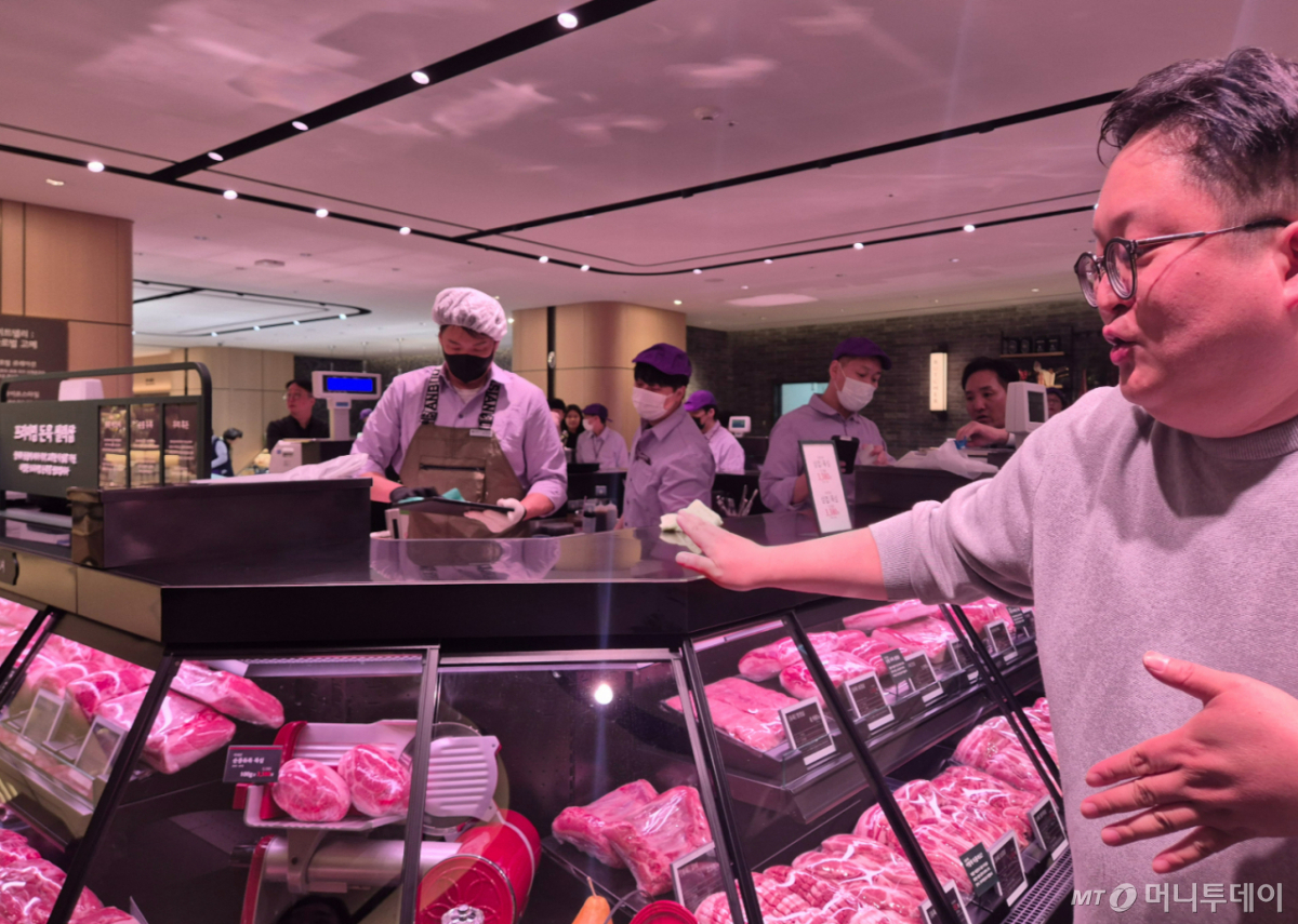 안웅 롯데백화점 축수산팀 바이어가 노원점 레피세리 매장에서 설명하고 있다./사진=유예림 기자