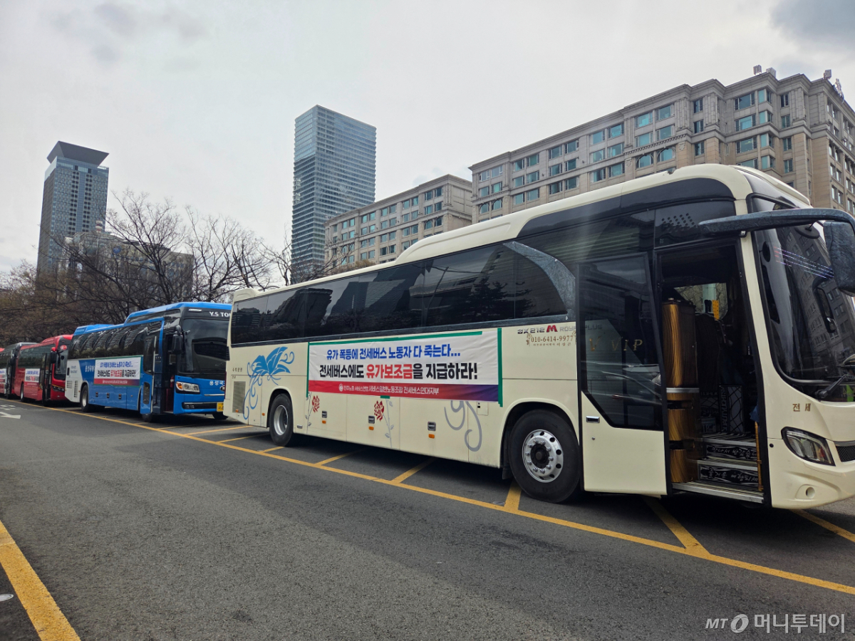 31일 오후 시위에 동원된 5대의 차량이 청와대로 출발하기 전 대기하고 있는 모습./사진=김서현 기자.