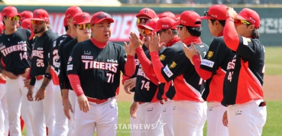 기아 이범호 감독이 28일 인천SSG랜더스필드에서 열리는 2026 프로야구 SSG랜더스와 KIA타이거즈 개막경기에서 그라운드로 나서고 있다.  /사진=강영조 선임기자