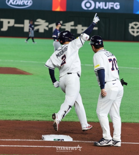 야구대표팀 5번타자 문보경(왼쪽)이 5일 도쿄돔에서 열린 2026WBC 도쿄POOL 개막 두번째경기 한국과 체코경기 1회말 1사 만루에서 만루홈런을 터트린 후 세리머니를 펼치고 있다. /사진=강영조 선임기자