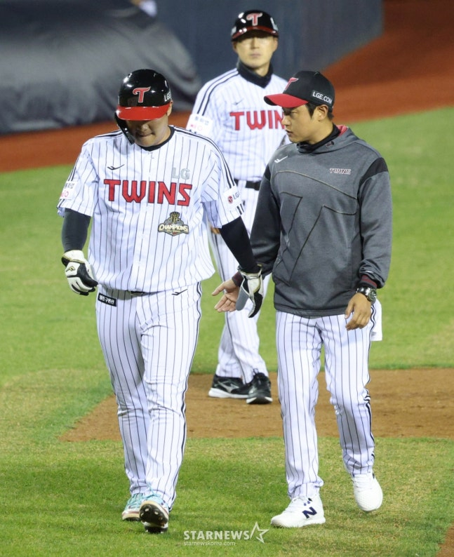 2026 신한 SOL KBO 리그 LG 트윈스 대 KIA 타이거즈 경기가 31일 서울 잠실야구장에서 열렸다. LG의 7회말 1사 2루 상황. 2루 주자 문보경이 이주헌의 좌전 안 때 3루로 뛰었으나 허벅지에 이상을 느껴 대주자와 교체되고 있다. /사진=김진경 대기자