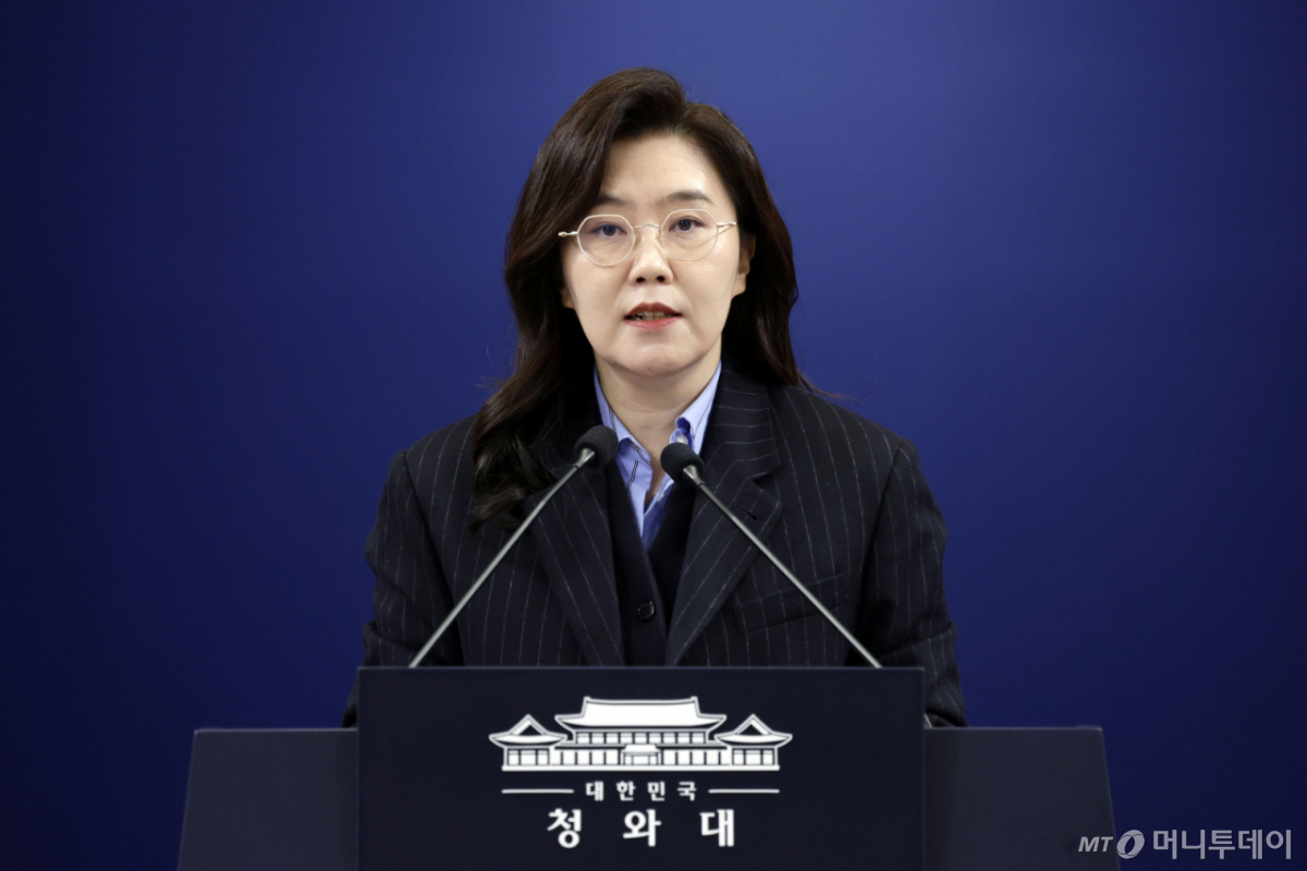 [서울=뉴시스] 최동준 기자 = 강유정 대변인이 2일 청와대에서 인사 관련 브리핑을 하고 있다.  이재명 대통령은 재정경제부 제2차관에 허장 한국수출입은행 ESG위원장, 우주항공청장에 오태석 한국과학기술기획평가원장을 임명했으며 국가물관리위원회 민간 위원장에는 김좌관 부산가톨릭대 석좌교수, 아시아문화중심도시조성위원회 위원장에 김원중 전 광주평화음악제 총감독을 위촉했다. 2026.02.02. photocdj@newsis.com /사진=최동준