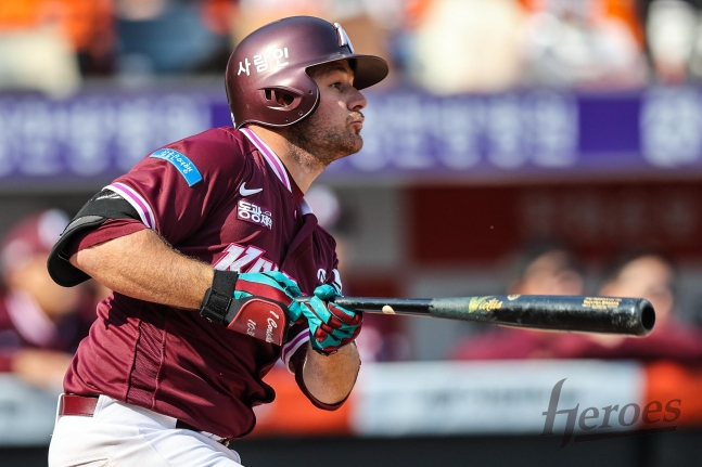 키움 외국인 타자 트렌턴 브룩스가 28일 한화 이글스와 개막전에서 몸쪽 공을 기술적으로 잡아당겨 안타를 만들어내고 있다. /사진=키움 히어로즈 제공