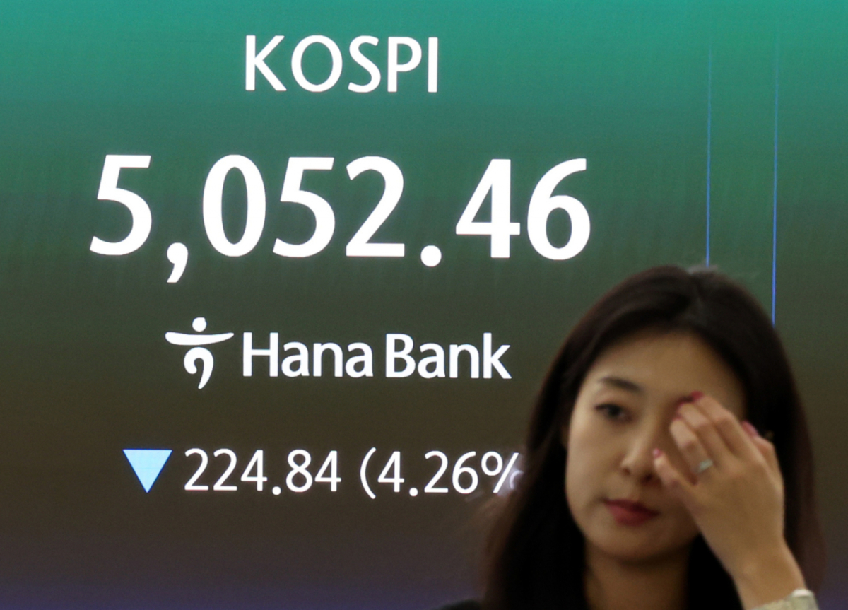 31일 오후 서울 중구 하나은행 딜링룸 전광판에 코스피 종가가 표시되고 있다./사진=뉴시스