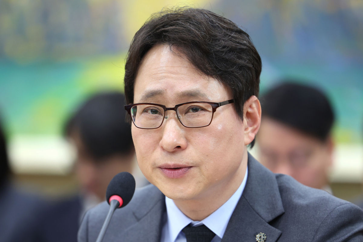 이재원 빗썸 대표가 지난달 11일 국회 정무위원회에서 열린 긴급현안질의에 출석해 빗썸의 비트코인 오지급 사태와 관련한 질의에 답하는 모습./사진=뉴스1