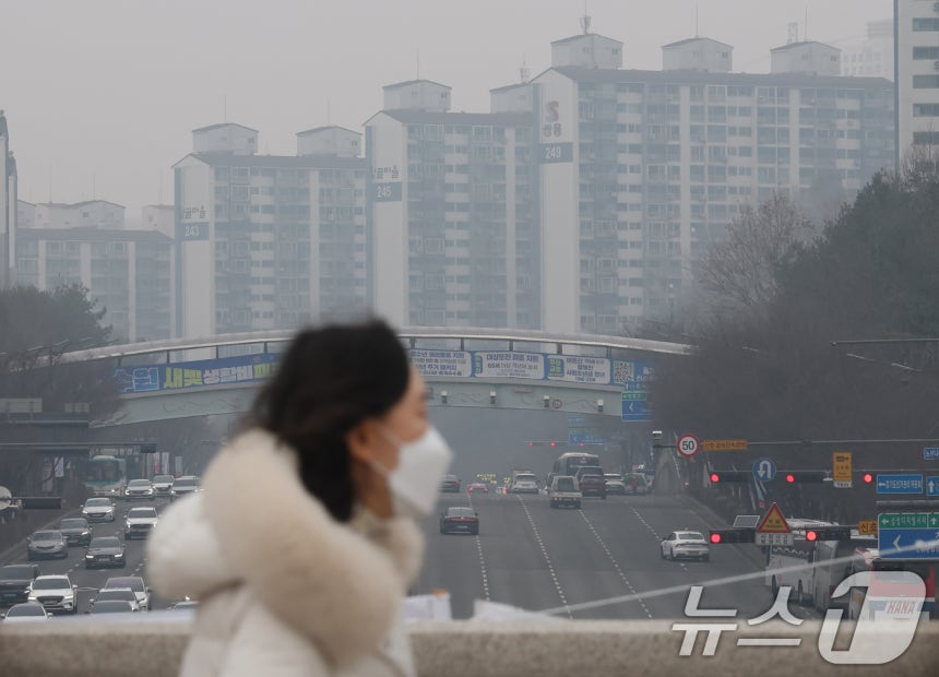 오늘(1일)은 마스크를 챙겨야 하는 날이다. 서울 등 수도권에선 미세먼지 농도가 '나쁨' 수준을 나타낼 것으로 보인다.