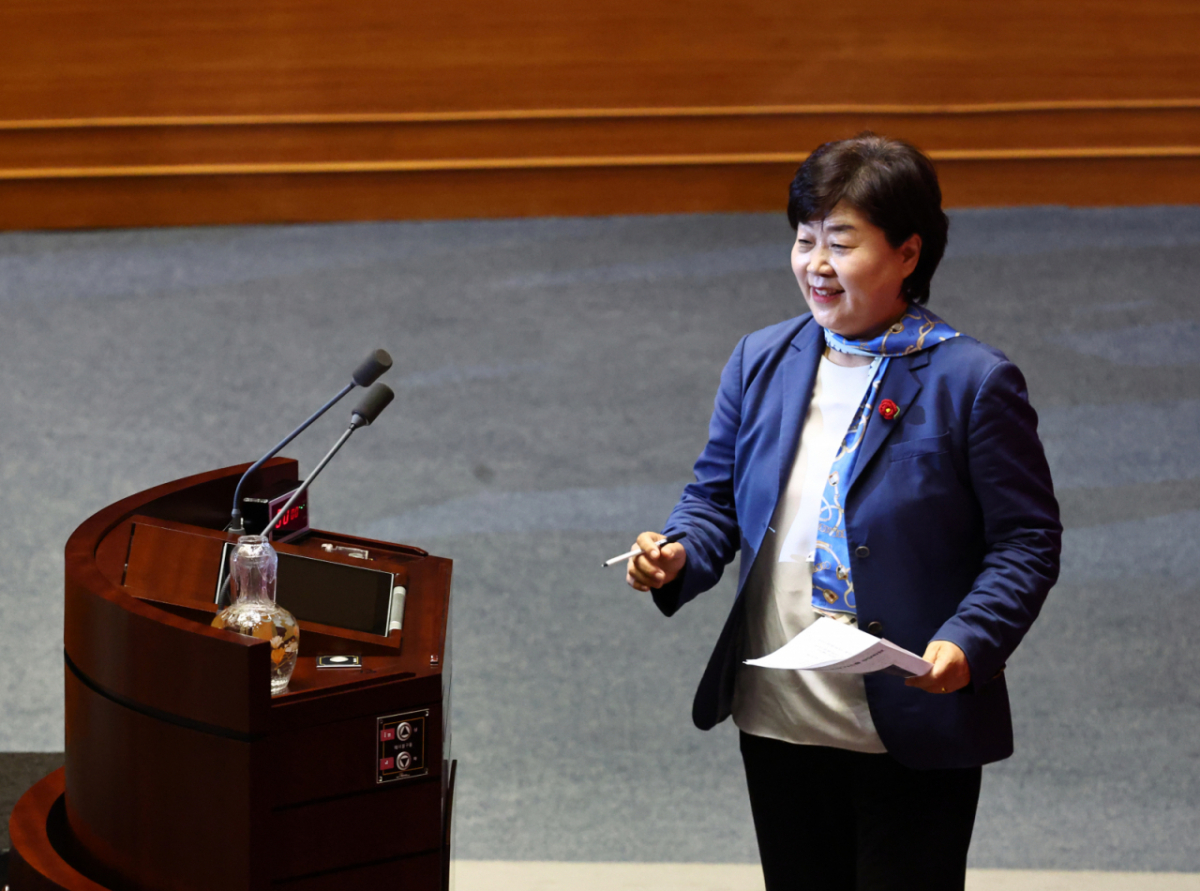 서영교 더불어민주당 의원이 31일 서울 여의도 국회에서 열린 본회의에서 신임 법제사법위원장으로 선출된 뒤 인사말하기 위해 발언대로 향하고 있다. /사진=뉴시스