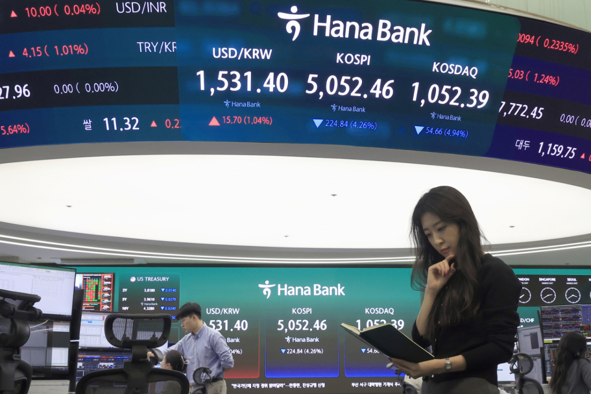 외국인 투자자들의 국내 주식 순매도가 이어지고, 달러·원 환율이 2009년 금융위기 이후 처음으로 1530원을 돌파한 31일 오후 서울 중구 하나은행 딜링룸 전광판에 코스피 등 종가가 표시되고 있다. 이날 코스피는 전 거래일 대비 224.84p(4.26%) 내린 5052.46, 코스닥은 54.66포인트(p)(4.94%) 하락한 1052.39, 서울외환시장에서 달러·원 환율은 전일 오후 3시 30분 주간종가 대비 14.40원 오른 1530.10원을 기록했다. /사진=뉴스1