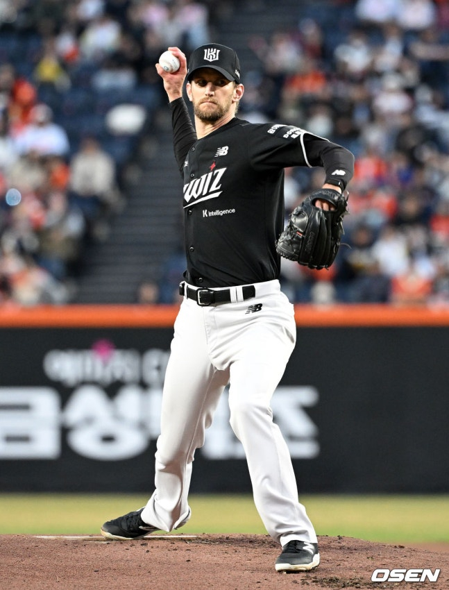 KT 선발 보쉴리가 31일 한화를 상대로 공을 던지고 있다. /사진=OSEN