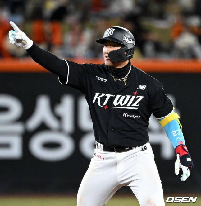 KT 안현민이 7회 2타점 2루타를 친 뒤 기뻐하고 있다. /사진=OSEN