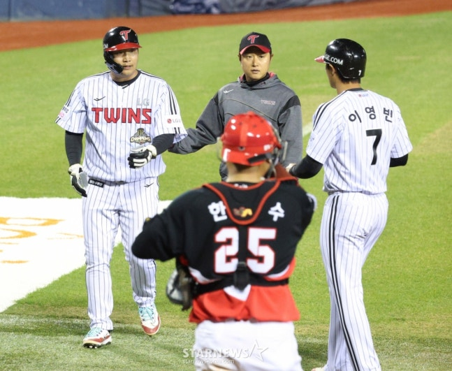 2026 신한 SOL Bank KBO리그 LG 트윈스 대 KIA 타이거즈 경기가 31일 서울 잠실야구장에서 열렸다.  LG 7회말 1사 2루에서 2루주자 문보경이 이주헌의 좌전 안 때 3루로 뛰었으나 다리에 이상을 느껴 대주자 이영빈과 교체되고 있다.