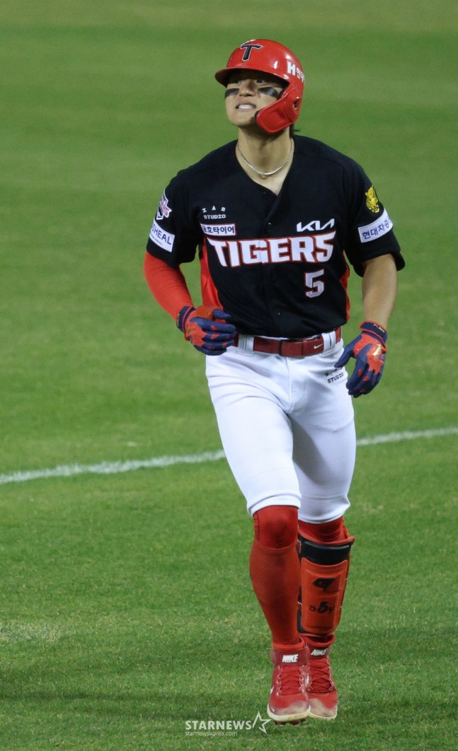 2026 신한 SOL Bank KBO리그 LG 트윈스 대 KIA 타이거즈 경기가 31일 서울 잠실야구장에서 열렸다.  KIA 김도영이 4회초 무사에서 날린 장타가 플라이에 그치자 아쉬워하고 있다.