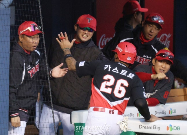 2026 신한 SOL Bank KBO리그 LG 트윈스 대 KIA 타이거즈 경기가 31일 서울 잠실야구장에서 열렸다.  KIA 1회초 1사 2루에서 2루주자 카스트로가 김도영의 우전 적시타 때 선제 득점한 후 이범호 감독의 환영을 받고 있다.