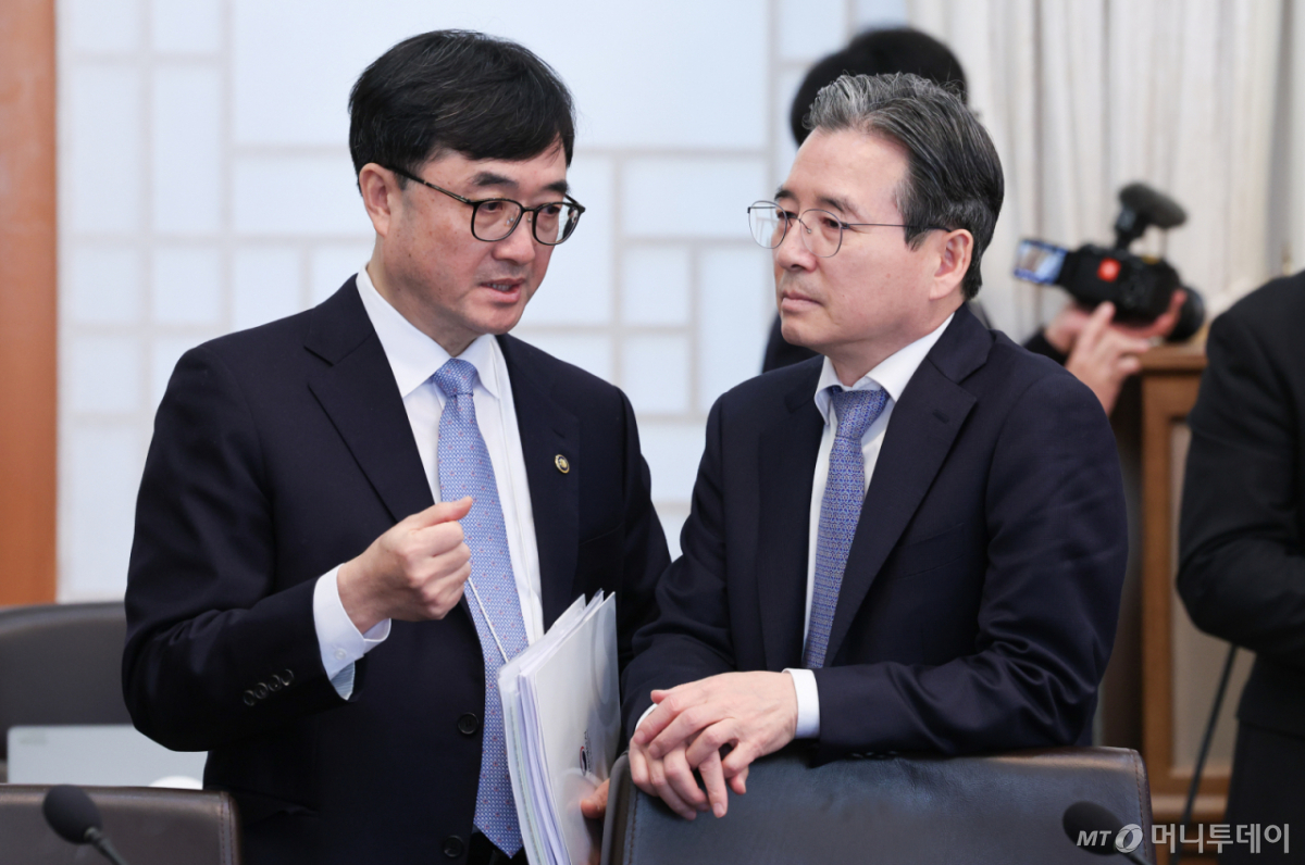 (서울=뉴스1) 이재명 기자 = 김용범 정책실장과 임기근 기획예산처 차관이 10일 청와대에서 열린 국무회의에 앞서 대화하고 있다. 2026.3.10/뉴스1  Copyright © 뉴스1. All rights reserved. 무단 전재 및 재배포,  AI학습 이용 금지. /사진=(서울=뉴스1) 이재명 기자