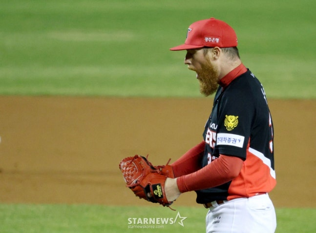 2026 신한 SOL KBO 리그 LG 트윈스 대 KIA 타이거즈 경기가 31일 서울 잠실야구장에서 열렸다. KIA 선발 올러가 6회말 2사 2루에서 LG 오스틴을 우익수 플라이로 처리한 후 환호하고 있다. /사진=김진경 대기자