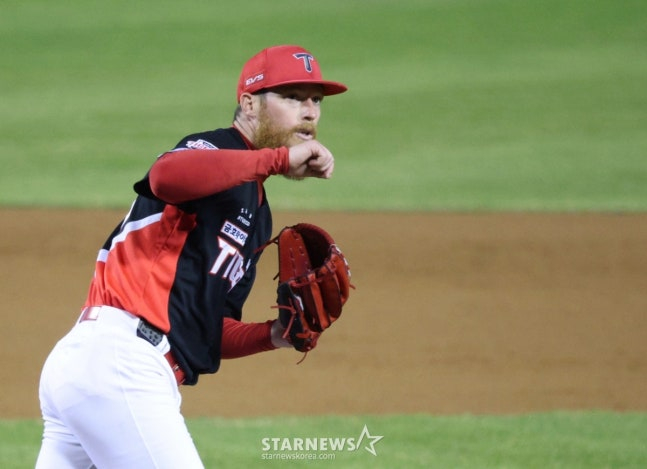 2026 신한 SOL KBO 리그 LG 트윈스 대 KIA 타이거즈 경기가 31일 서울 잠실야구장에서 열렸다. KIA 선발 올러가 역투하고 있다. /사진=김진경 대기자