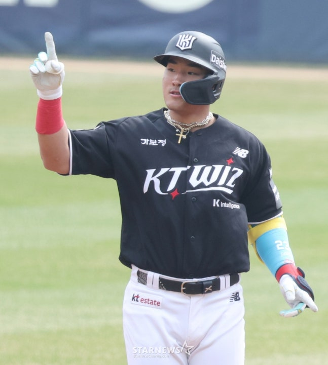 3월 29일 LG트윈스전에서 세리머니를 하고 있는 안현민. /사진=김진경 대기자