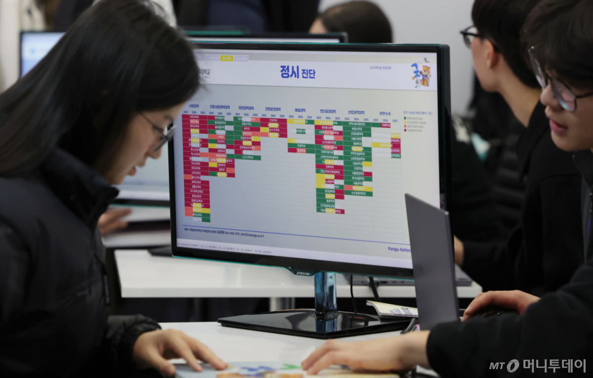[서울=뉴시스] 홍효식 기자 = 18일 서울 강남구 코엑스에서 열린 2026학년도 정시 대학입학정보박람회를 찾은 한 입시생이 상담을 받고 있다. 2025.12.18.   /사진=홍효식