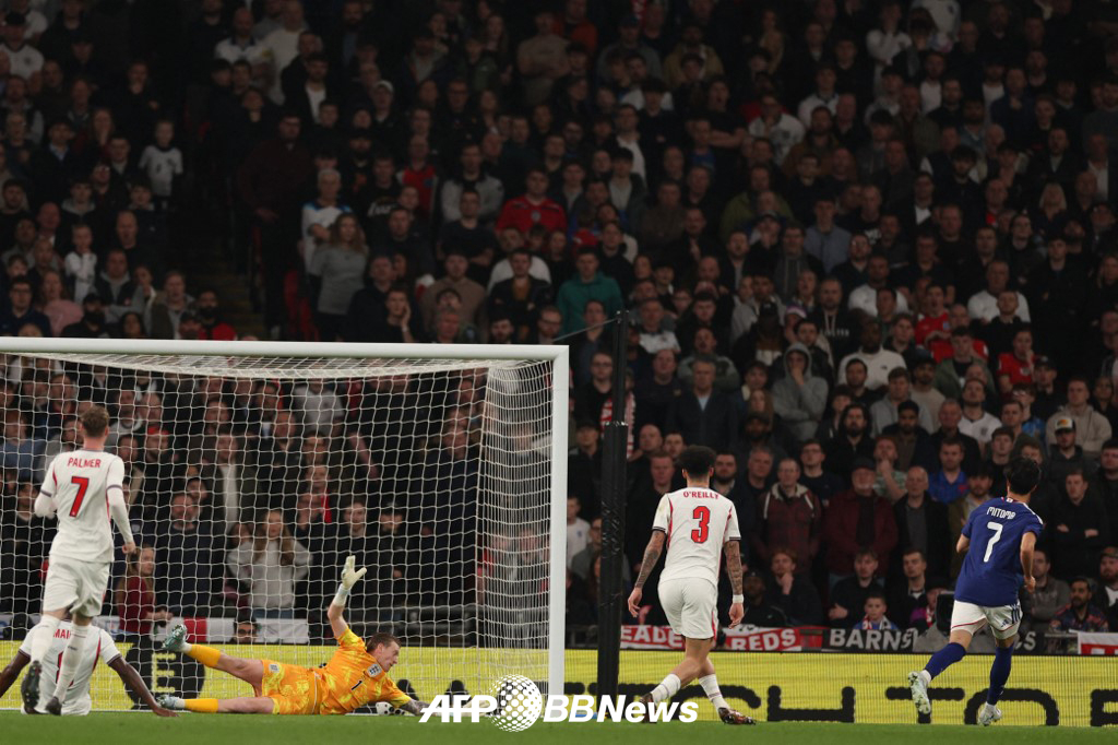 일본 축구대표팀 미토마 가오루(오른쪽)가 1일 영국 웸블리 스타디움에서 열린 잉글랜드와 평가전에서 선제골을 터뜨리고 있다. /AFPBBNews=뉴스1