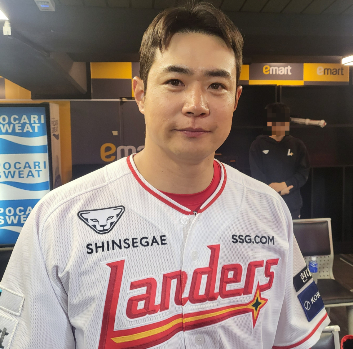 SSG 랜더스 김재환이 31일 인천 SSG랜더스필드에서 열린 키움 히어로즈와 홈경기에서 쐐기 스리런 홈런으로 팀에 승리를 이끈 뒤 취재진과 인터뷰를 하고 있다. /사진=안호근 기자