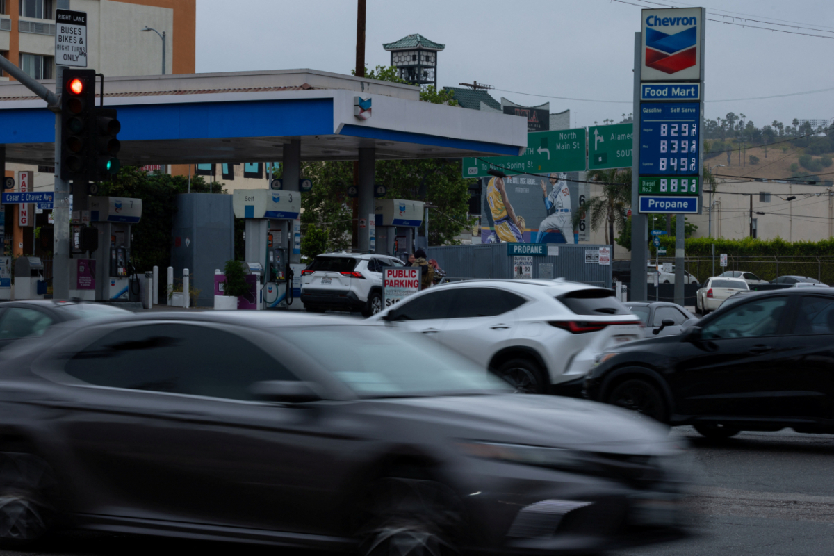 31일(현지시간) 미국 캘리포니아주 로스앤젤레스 다운타운의 한 주유소에 휘발유 가격이 갤런당 8.29달러(리터당 약 3200원)에 판매되고 있다. /로이터=뉴스1