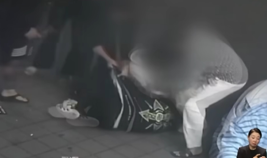 고(故) 김창민 영화감독을 폭행해 숨지게 한 20대 남성들의 구속영장이 기각된 가운데 당시의 집단폭행 현장이 담긴 영상이 공개됐다. 당시 김 감독은 아들과 함께 식당을 방문한 상태였다. /사진=JTBC 