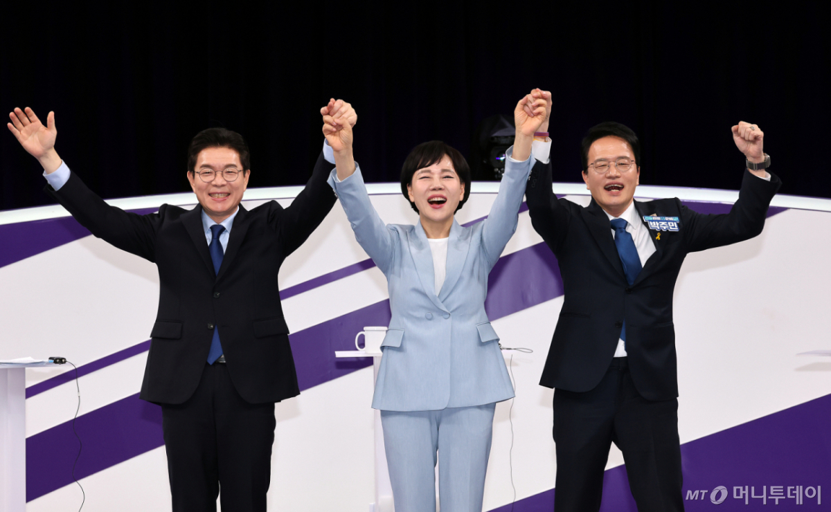 더불어민주당 정원오(왼쪽부터), 전현희, 박주민 서울시장 예비후보가 31일 서울 마포구 상암동 MBC 신사옥에서 열린 더불어민주당 서울시장 후보자 본경선 합동토론회에서 기념촬영하고 있다./사진=뉴스1