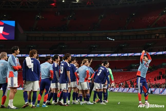 일본 국가대표팀 선수들이 1일 오전 3시 45분(한국시간) 영국 런던의 웸블리 스타디움에서 열린 잉글랜드와 친선경기가 끝난 뒤 승리를 자축하고 있다. /AFPBBNews=뉴스1