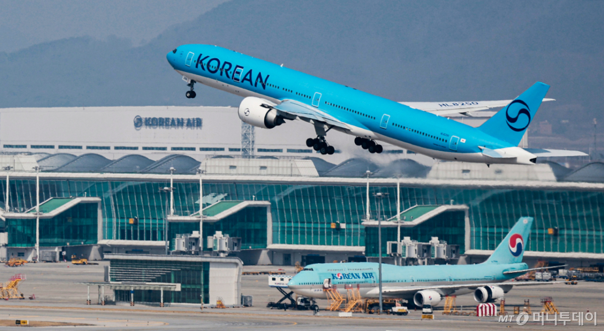 (인천공항=뉴스1) 이호윤 기자 = 사진은 이날 인천국제공항 계류장에 항공기가 이륙하는 모습. 2026.3.15/뉴스1 Copyright © 뉴스1. All rights reserved. 무단 전재 및 재배포, AI학습 이용 금지. /사진=(인천공항=뉴스1) 이호윤 기자