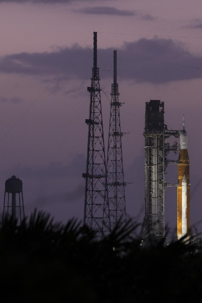 오리온 우주왕복선을 실은 발사체 SLS가 플로리다주 케네디우주센터 발사대에 기립한 모습. /사진=NASA