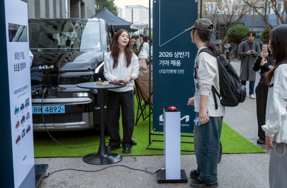 3월 31일 서강대학교 '기아 헤리티지 팝업 스토어'에서 대학생들이 기아 관계자의 설명을 듣고 있다./사진=기아